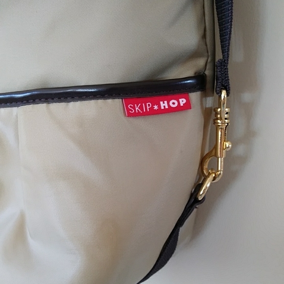 Skip Hop Versa Expandable Diaper Bag Khaki Brown - Picture 3 of 16